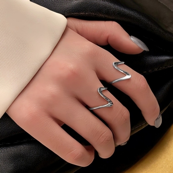 🆕️18K Gold Plated Adjustable Wavy Dainty Minimalist Ring - Fits Sizes 6-9 ✨ - Picture 1 of 12